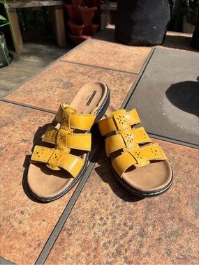 Clarks Collection-Leisa Spring US Sz 9M Slide Sandals yellow